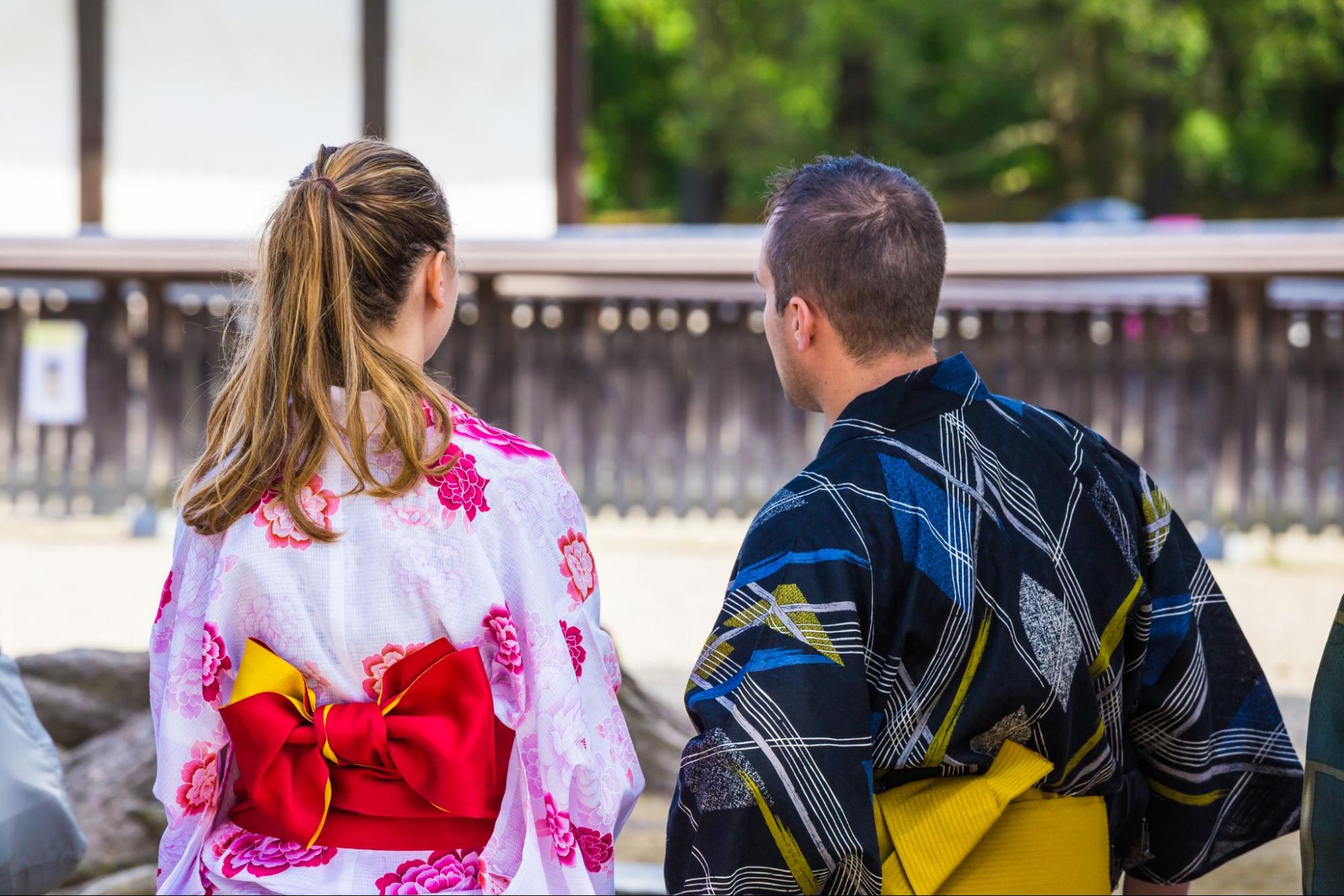 浴衣姿の外国人観光客 価値ある体験を日本で！今こそインバウンド対応を